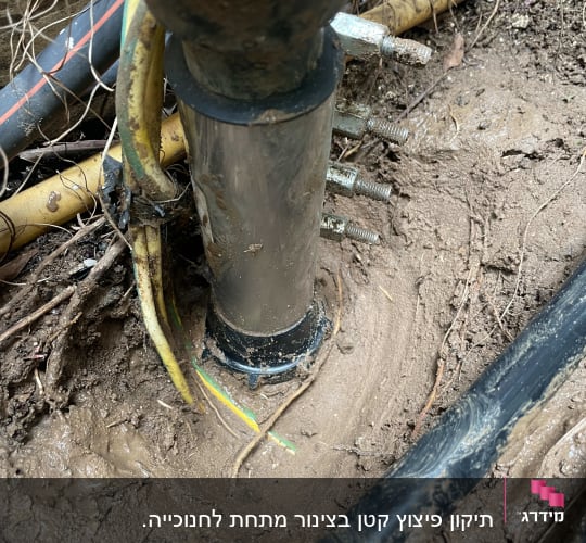 עבודות תיקון צנרת מים וניקוז באדמה בוצית בגינה